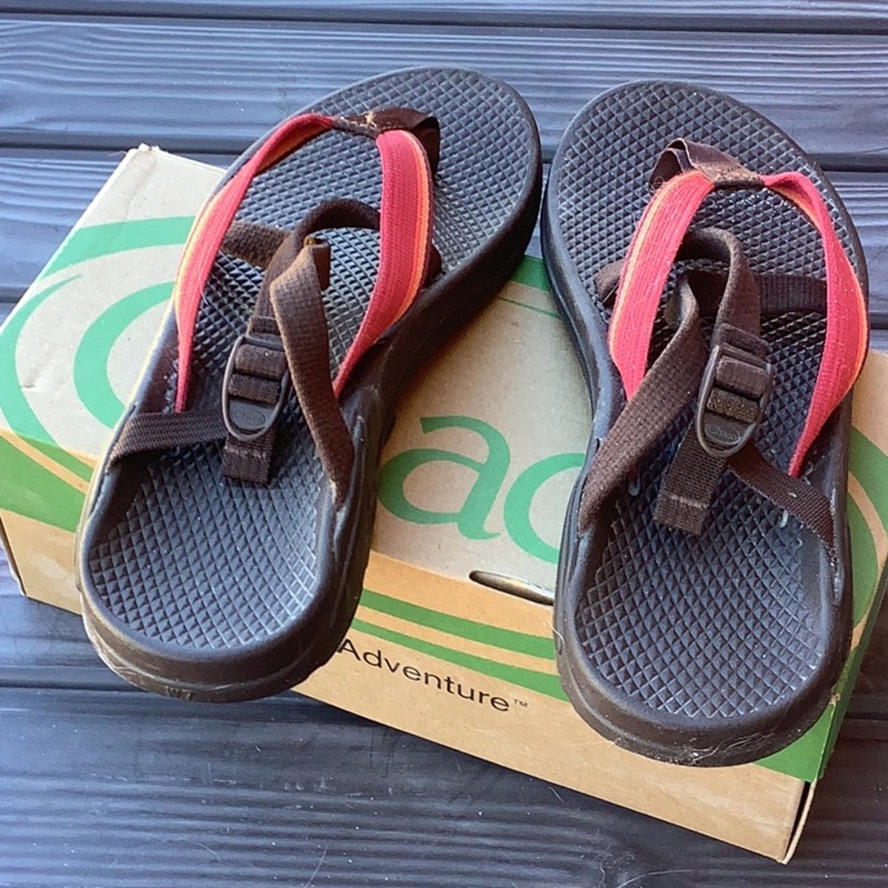 Size 7 ladies Chaco flops/thongs